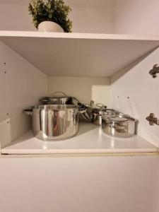 two pots and pans on a shelf in a kitchen at Appartment Del Pueblo/Netflix/Zentral/Ideal für 4! in Weiden