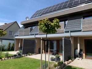 uma casa com painéis solares na lateral em Zuhause am Meer em Büsum