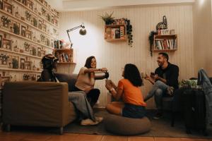 un groupe de personnes assises dans un salon jouant à un jeu vidéo dans l'établissement Onefam Batlló, à Barcelone