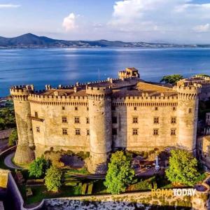 een luchtzicht op een kasteel naast het water bij La mansarda di Matteo in Bracciano