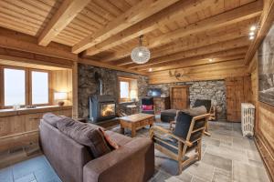 een woonkamer met een bank en een open haard bij La ferme des ours in Saint-Gervais-les-Bains