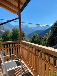 een terras met een stoel en uitzicht op de bergen bij The Wooden House in Valle di Cadore