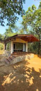 um edifício com uma mesa de piquenique em frente em Vanoshi Forest Homestay,Kudase em Maneri