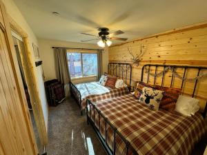 1 dormitorio con 2 camas y ventilador de techo en GRAND CALIFORNIAN - Close to Lake and Slopes, en Big Bear Lake