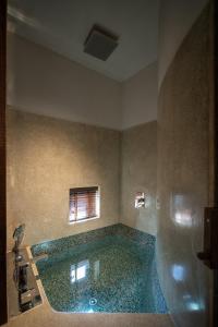 uma casa de banho com uma grande piscina de água em Mùa Dalat Wellness Hotel em Da Thien