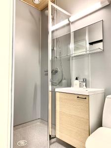 a bathroom with a sink and a shower at Teurastamo: Ylivieskan upea Helmi 1 in Ylivieska