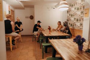 eine Gruppe von Menschen, die in einem Raum an einem Tisch sitzen in der Unterkunft Onefam Batlló in Barcelona