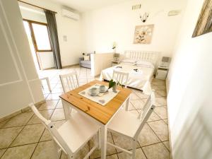 una cucina e una sala da pranzo con tavolo e sedie di B&B Il Leccio ad Alberobello