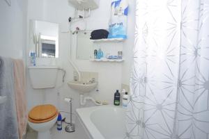 y baño con aseo, lavabo y ducha. en SOHO Flat (Central London), en Londres