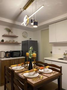 cocina con mesa de madera con sillas y comedor en Azure Air bnb, en Maimpis