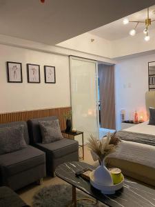 1 dormitorio con cama, sofá y mesa en Azure Air bnb, en Maimpis