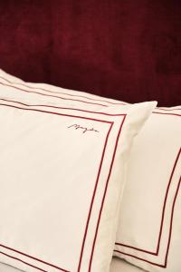almohada blanca sobre la cama en Magda Boutique Rooms, en Londres