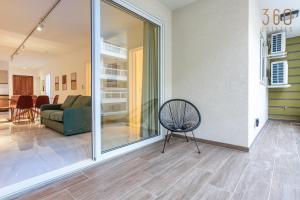 een stoel in een kamer met een woonkamer bij Modern 2BR Apt with Private Terrace & Sofa Bed by 360 Estates in St Paul's Bay