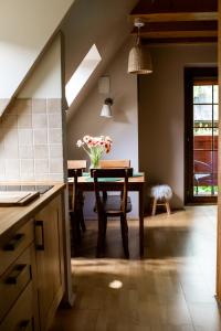 una cocina con una mesa con un jarrón de flores. en Apartamenty Tatrzańskie Turnie, en Zakopane