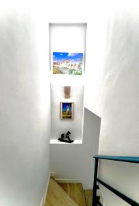 Habitación con escaleras con una foto en la pared en Casa Ribera Lucano Centro Historico, en Córdoba