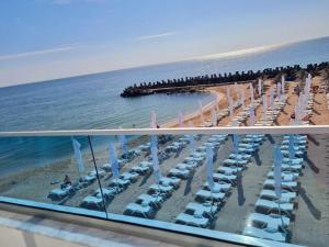 Meduza Hotel في أوليمب: اطلالة على شاطئ فيه كراسي ومظلات