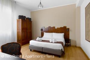 波隆那的住宿－Z8 Apartments，一间卧室配有一张床,上面有两条毛巾