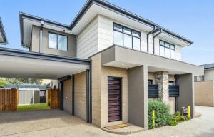 una casa grande con un garaje delante en BeachTownhouse779, en Rosebud