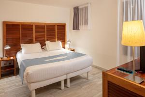 Кровать или кровати в номере Hotel Residence Les Medes +20 фотографий