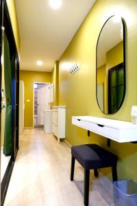 een badkamer met een wastafel en een spiegel bij BEB Silom Condolette in Bangkok