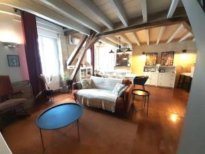 ein Wohnzimmer mit einem Sofa und einem Tisch in der Unterkunft Châteauroux centre superbe appart duplex terrasse in Châteauroux