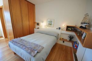 ein kleines Schlafzimmer mit einem Bett in einem Zimmer in der Unterkunft Villa 263 in Prado + 5 Fotos