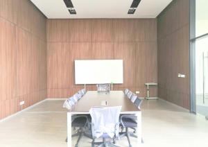 una sala conferenze con tavolo, sedie e lavagna bianca di DSara Cozy Homestay, 1-5Pax - DS1 a Sungai Buloh