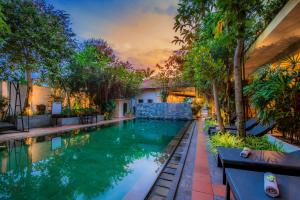 een afbeelding van een zwembad in een villa bij Samnak Lounge in Siem Reap