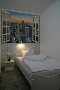Postel nebo postele na pokoji v ubytování Smart Hotel Rooms near metro 24/7