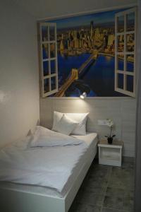 Postel nebo postele na pokoji v ubytování Smart Hotel Rooms near metro 24/7