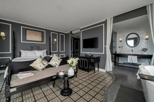 TV a/nebo společenská místnost v ubytování Hotel Del Luna Boutique