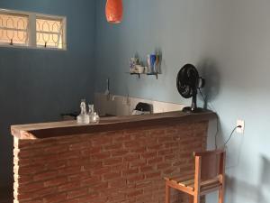 een bar in een kamer met een bakstenen muur bij Aconchego Santa Luzia in Pirenópolis