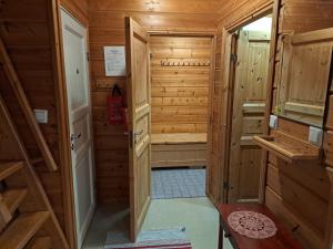 a small room with a sauna with wooden walls at Nelisyöte A in Syöte +28 photos