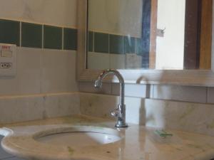 a bathroom with a sink and a mirror at Pousada Aldeia in Ilha de Boipeba