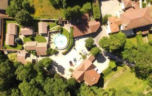 una vista aérea de una casa con piscina en Les Jardins du castel gites Annick et Jean paul, en Saint-Georges-dʼEspéranche