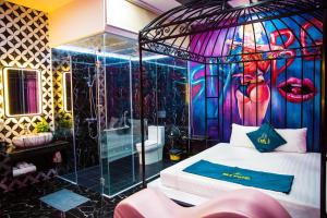 Bắc Giang的住宿－Sky Hotel，客房设有一张床、淋浴和一间浴室。