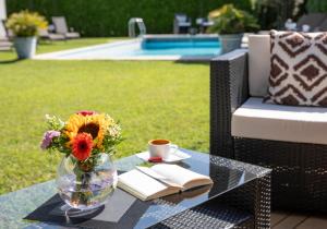 Bazén v ubytování Smart-HOTEL MINUSIO, a Swiss Quality Hotel nebo v jeho okolí + 21 fotografií