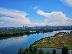uma vista aérea de um rio com uma cidade em 5min Mid Valley Southkey 10min KSL CIQ River View em Johor Bahru