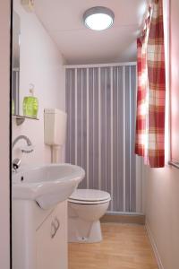 ein Badezimmer mit einem weißen WC und einem Waschbecken in der Unterkunft Happy Camp mobile homes in BalatonTourist Füred Camping & Bungalows in Balatonfüred