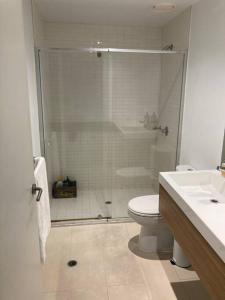 W łazience znajduje się prysznic, toaleta i umywalka. w obiekcie Stylish , CBD , Views w Melbourne