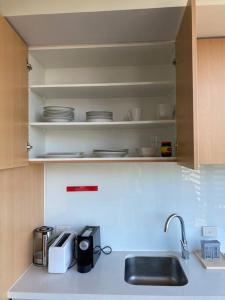kuchnia ze zlewem i blatem w obiekcie Stylish , CBD , Views w Melbourne