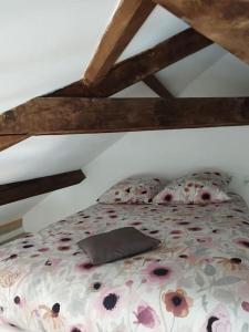 ein Schlafzimmer mit einem Bett mit Blumen darauf in der Unterkunft L'Alisier Du Centre Dijon in Dijon
