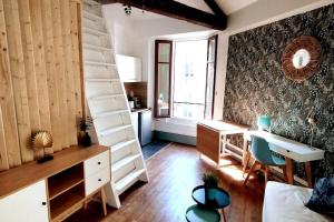 Kleines Zimmer mit einem Schreibtisch und einem Schreibtisch. in der Unterkunft L'Alisier Du Centre Dijon in Dijon