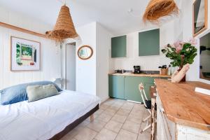 een slaapkamer met een bed en een keuken bij La Suite - Port de Saint-Martin-de-Re in Saint-Martin-de-Ré