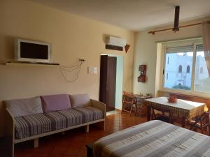 uma sala de estar com um sofá e uma mesa em Luminoso appartamento a due passi dal mare em Terracina