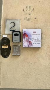un teléfono público y una tarjeta en la pared en Il Vagello B&B en Florencia