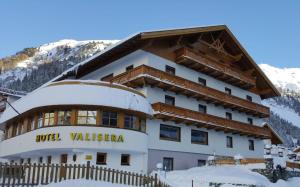 ein Hotel in den Bergen im Schnee in der Unterkunft Hotel Valisera in Galtür