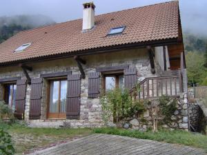 una pequeña casa de piedra con techo marrón en Appart chalet, en Saint-Martin-Vésubie