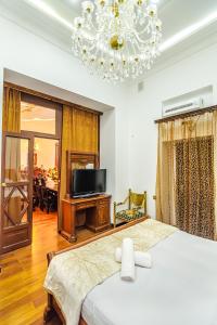 TV a/nebo společenská místnost v ubytování Sera Boutique Hotel