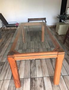 a wooden table sitting on top of a wooden floor at Área de lazer Simões in Assis